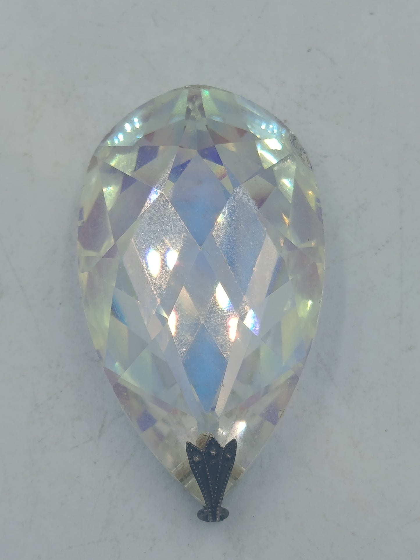 Schmuck Anhänger mit facettiertem Kristall in schillernder Optik