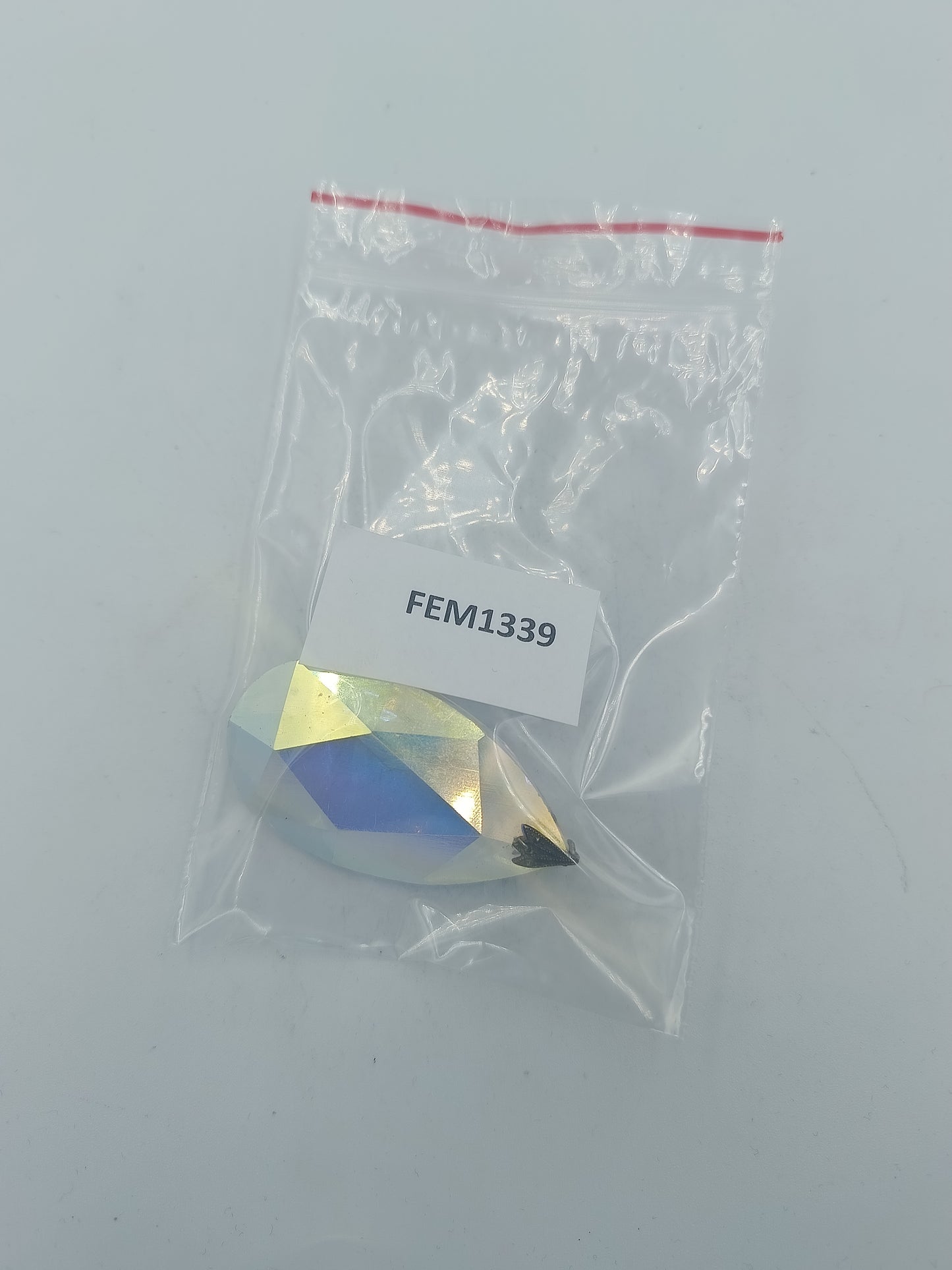 Schmuck Anhänger mit facettiertem Kristall in schillernder Optik