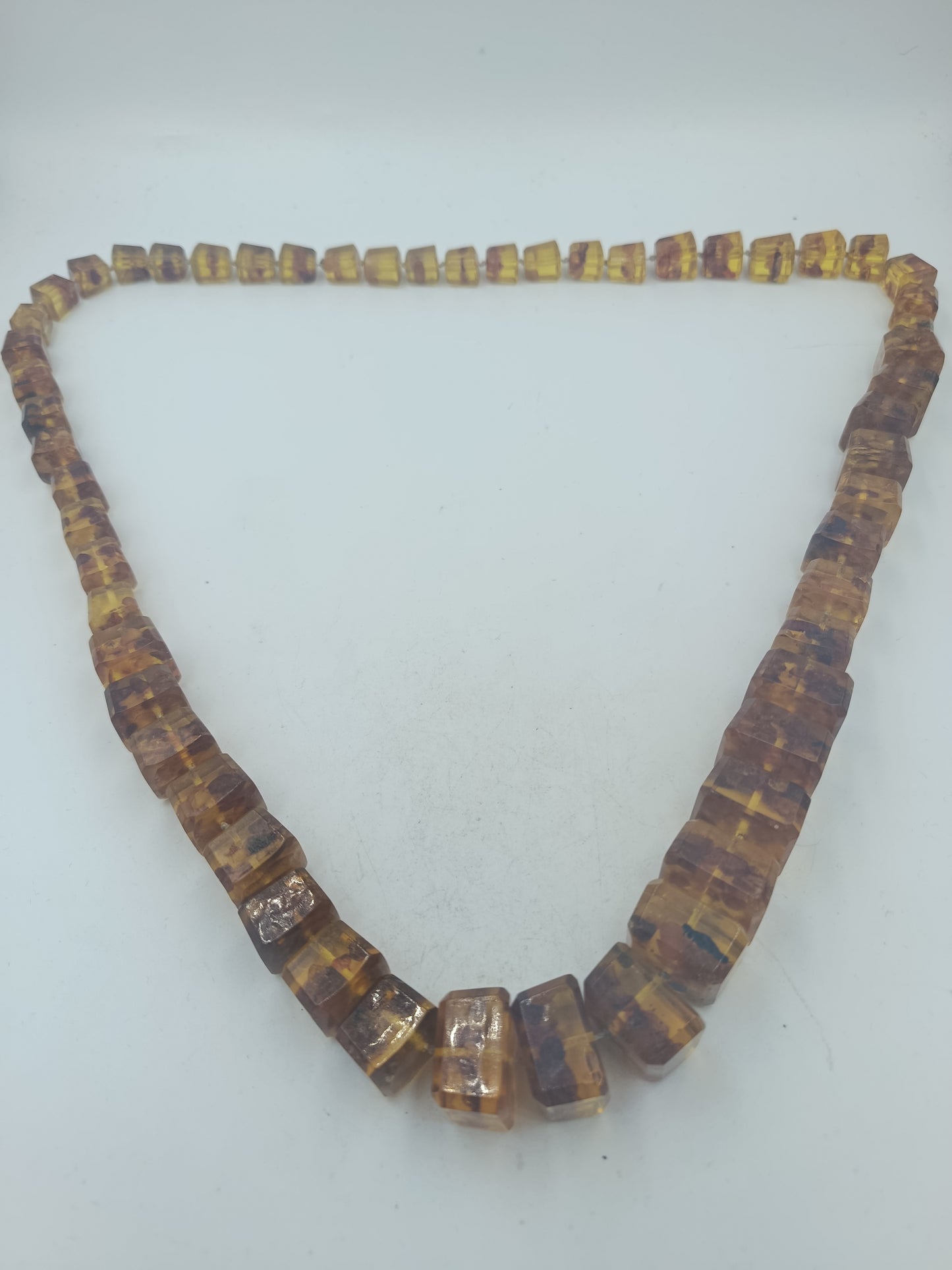 Bernstein Halskette mit warmen Naturfarben und markanter Würfelform