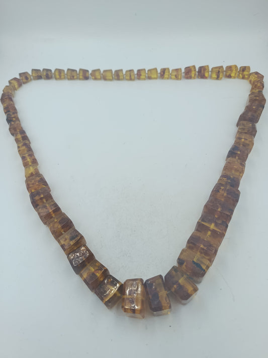 Bernstein Halskette mit warmen Naturfarben und markanter Würfelform