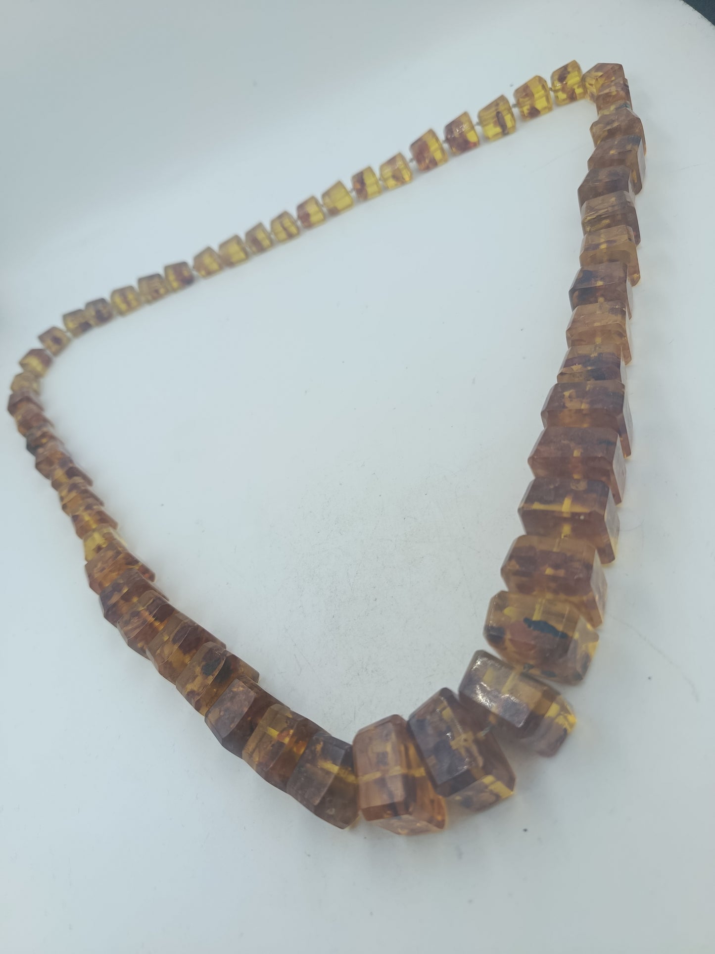 Bernstein Halskette mit warmen Naturfarben und markanter Würfelform