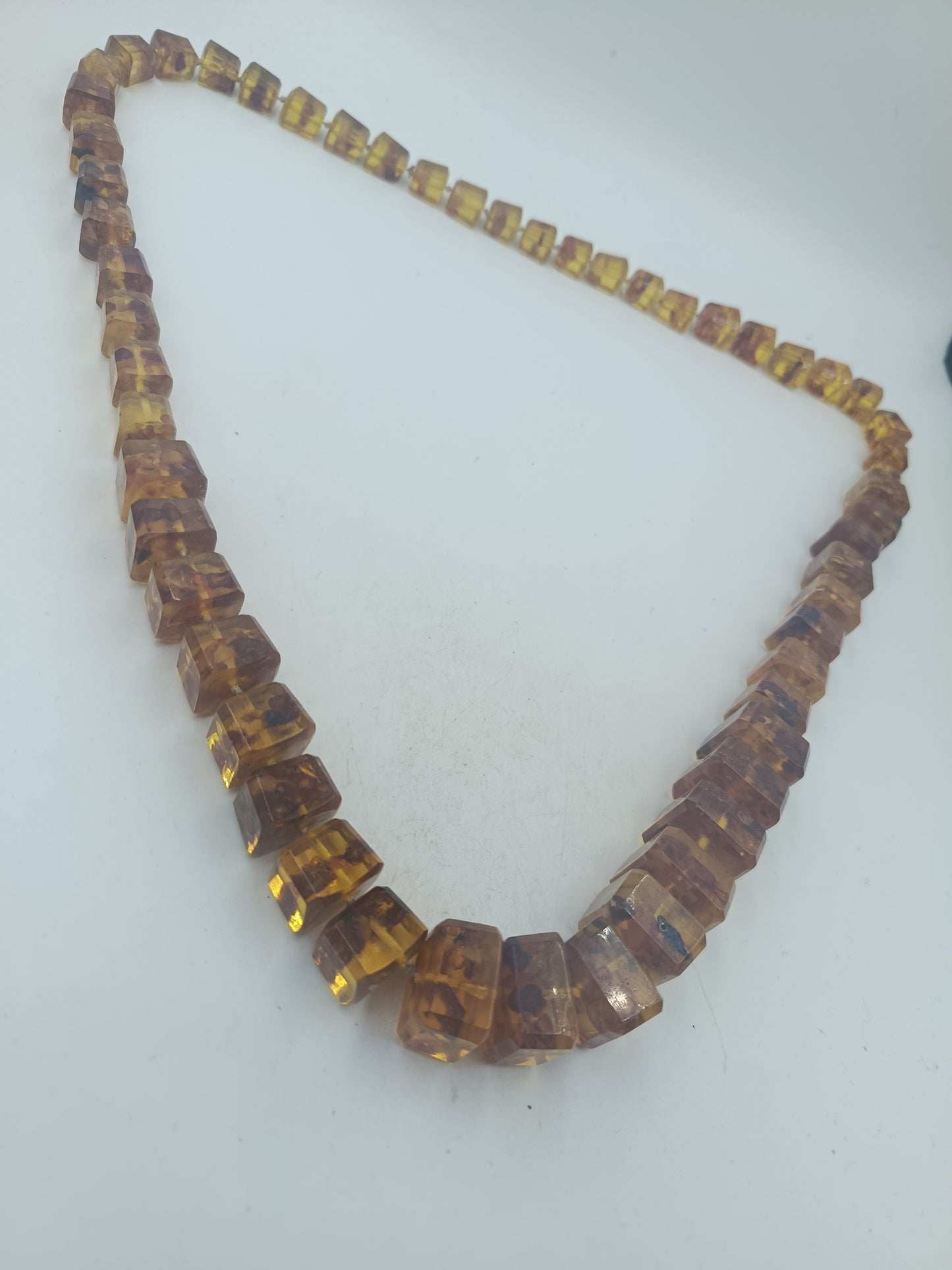 Bernstein Halskette mit warmen Naturfarben und markanter Würfelform