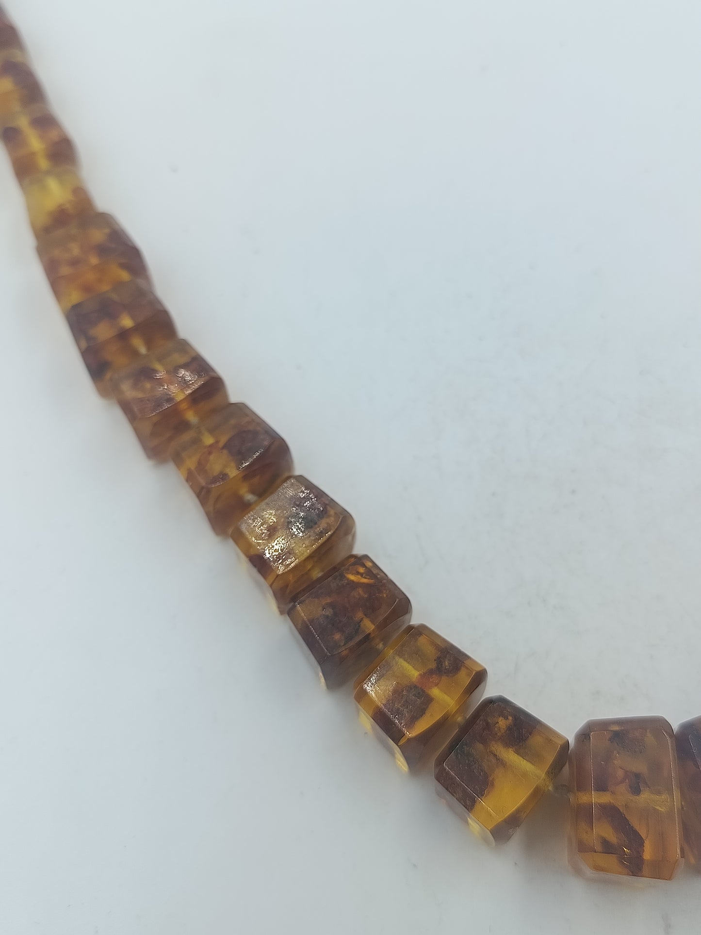 Bernstein Halskette mit warmen Naturfarben und markanter Würfelform