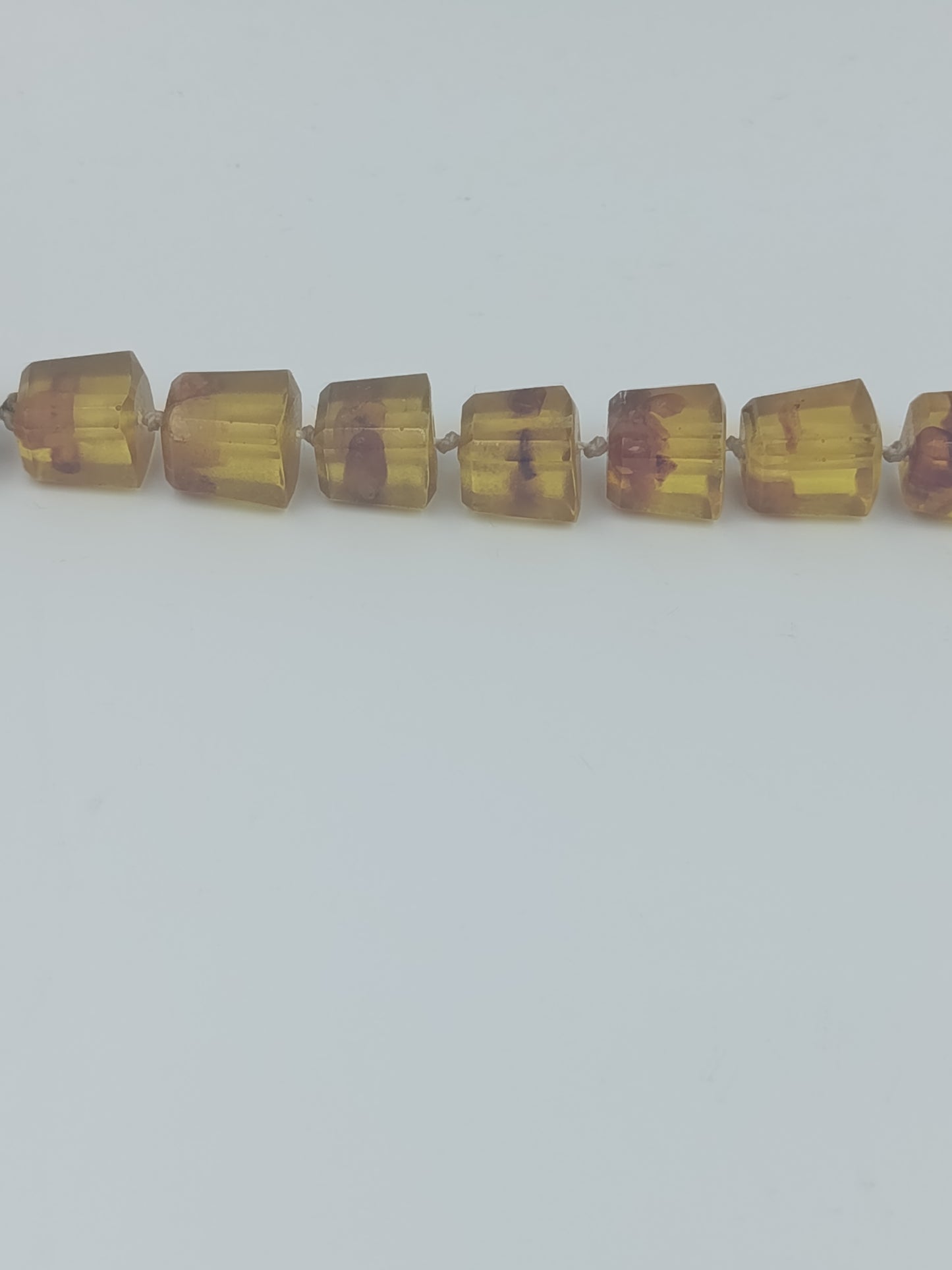 Bernstein Halskette mit warmen Naturfarben und markanter Würfelform