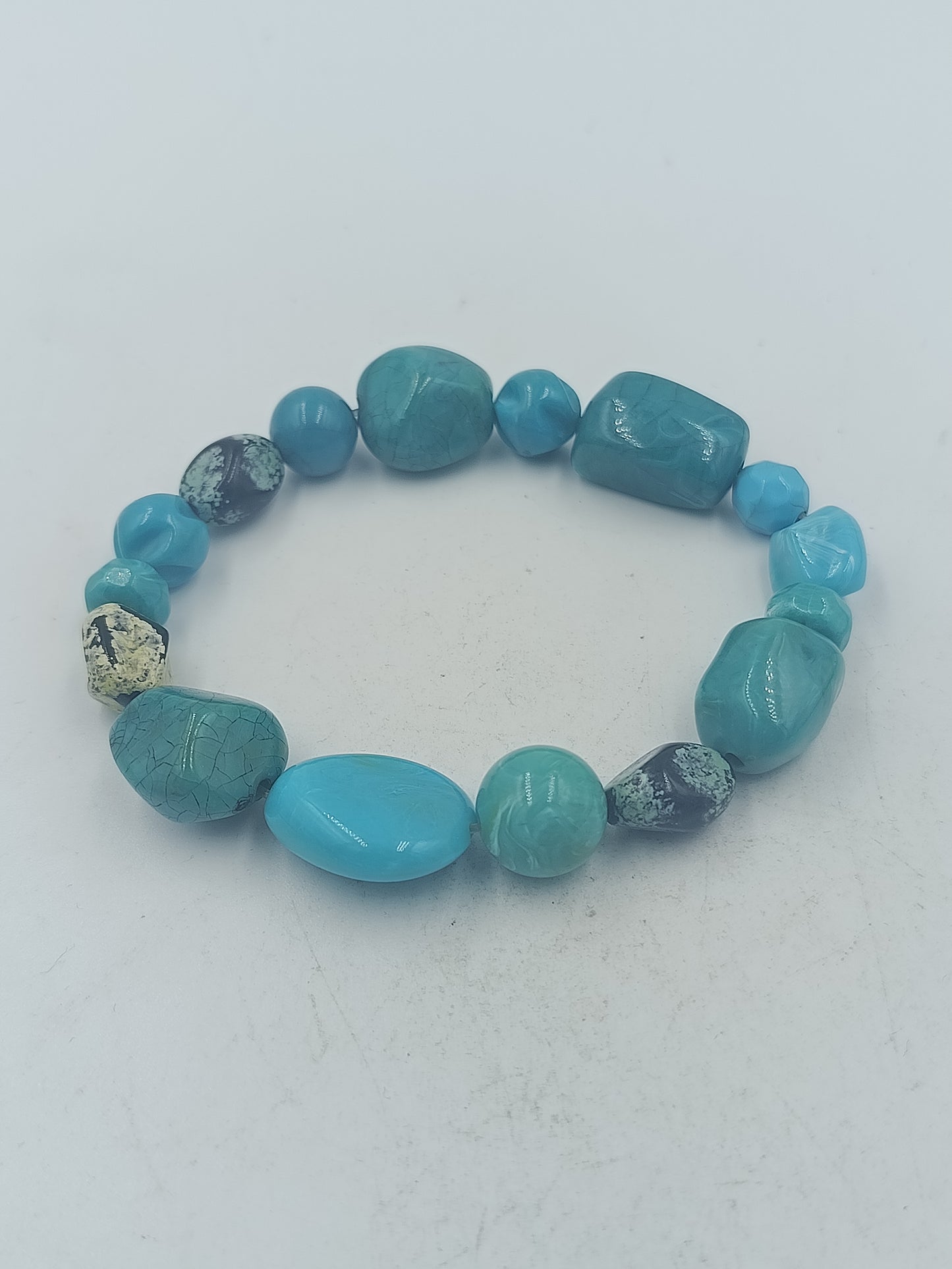 Elastisches Armband mit blauen Schmucksteinen in harmonischer Farbkomposition