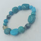 Elastisches Armband mit blauen Schmucksteinen in harmonischer Farbkomposition