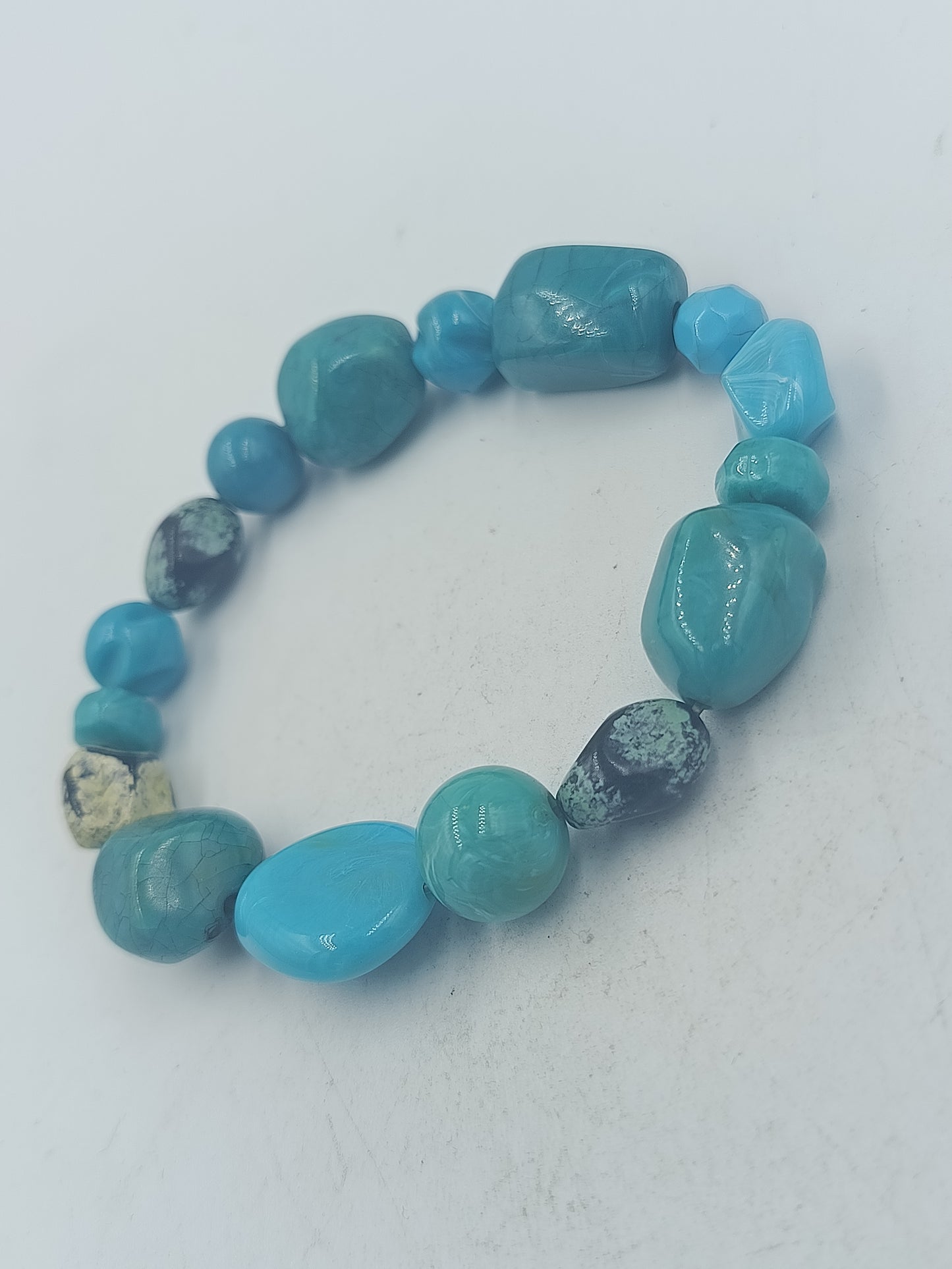Elastisches Armband mit blauen Schmucksteinen in harmonischer Farbkomposition