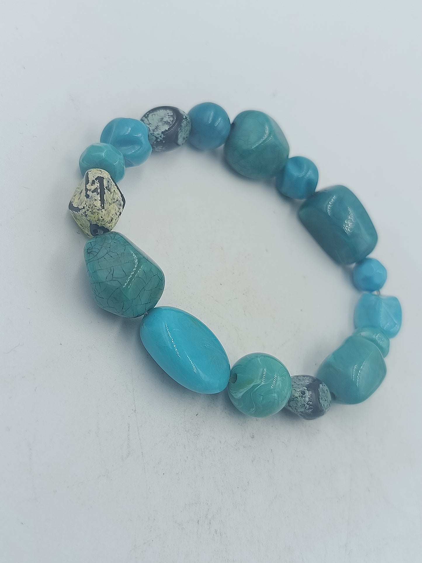 Elastisches Armband mit blauen Schmucksteinen in harmonischer Farbkomposition