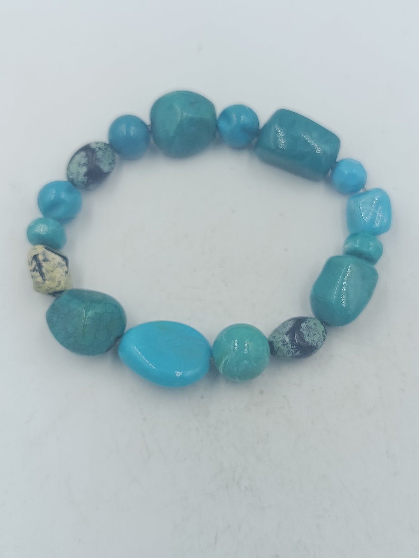 Elastisches Armband mit blauen Schmucksteinen in harmonischer Farbkomposition