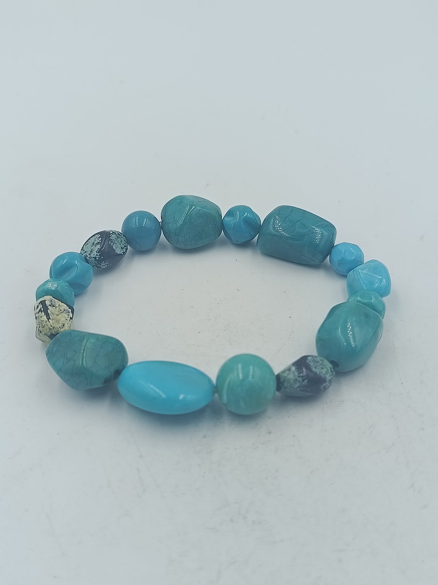 Elastisches Armband mit blauen Schmucksteinen in harmonischer Farbkomposition
