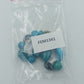 Elastisches Armband mit blauen Schmucksteinen in harmonischer Farbkomposition