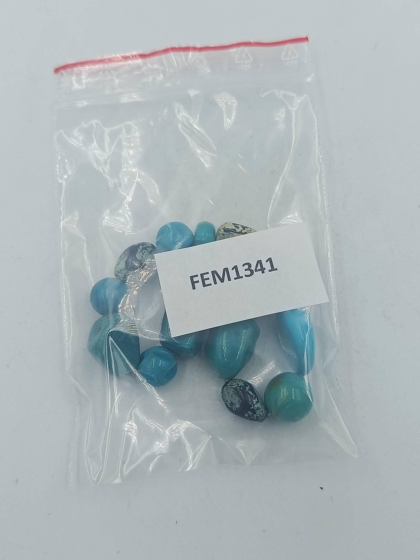 Elastisches Armband mit blauen Schmucksteinen in harmonischer Farbkomposition