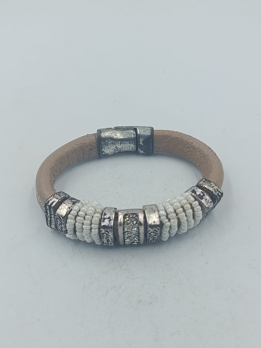 Handgefertigtes Armband aus Leder mit Metall und Glasperlen