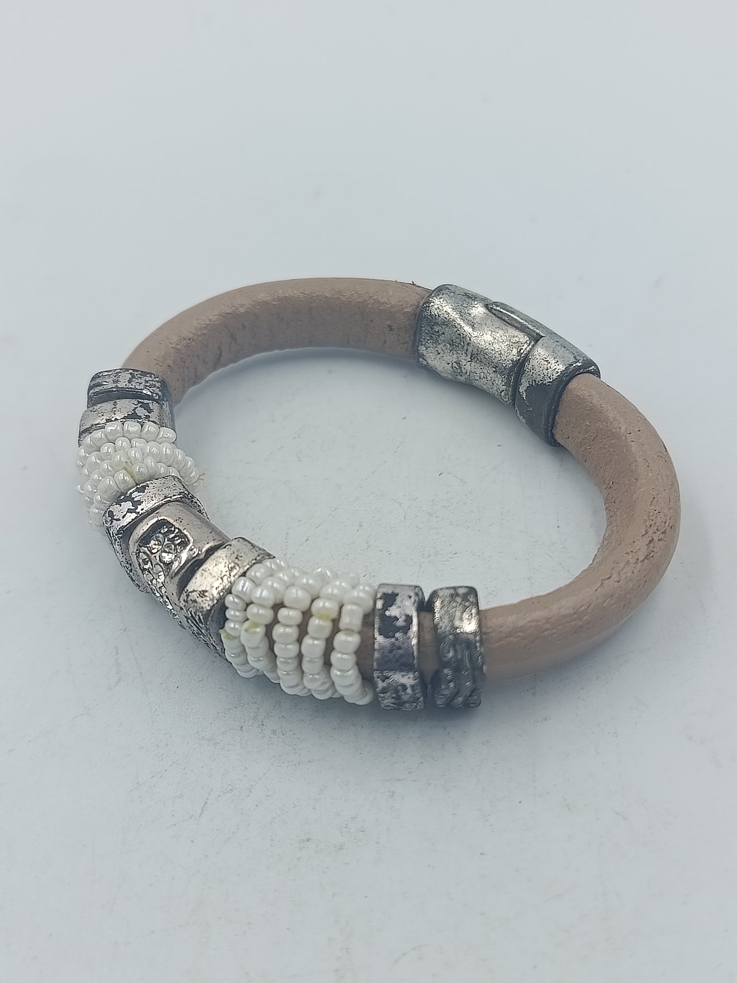 Handgefertigtes Armband aus Leder mit Metall und Glasperlen