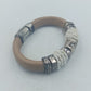 Handgefertigtes Armband aus Leder mit Metall und Glasperlen