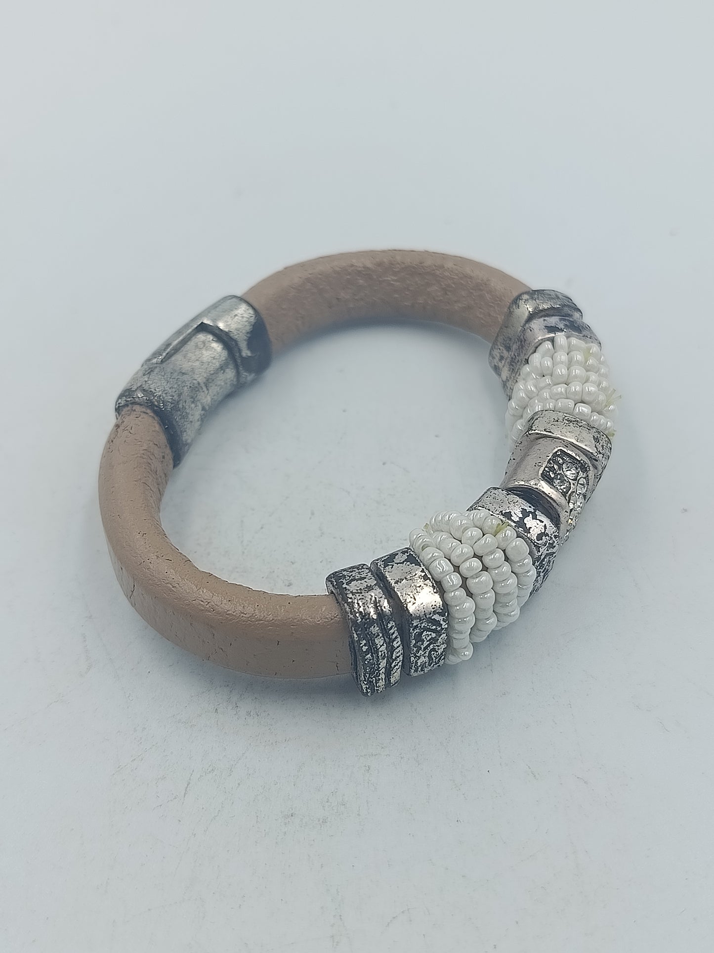 Handgefertigtes Armband aus Leder mit Metall und Glasperlen