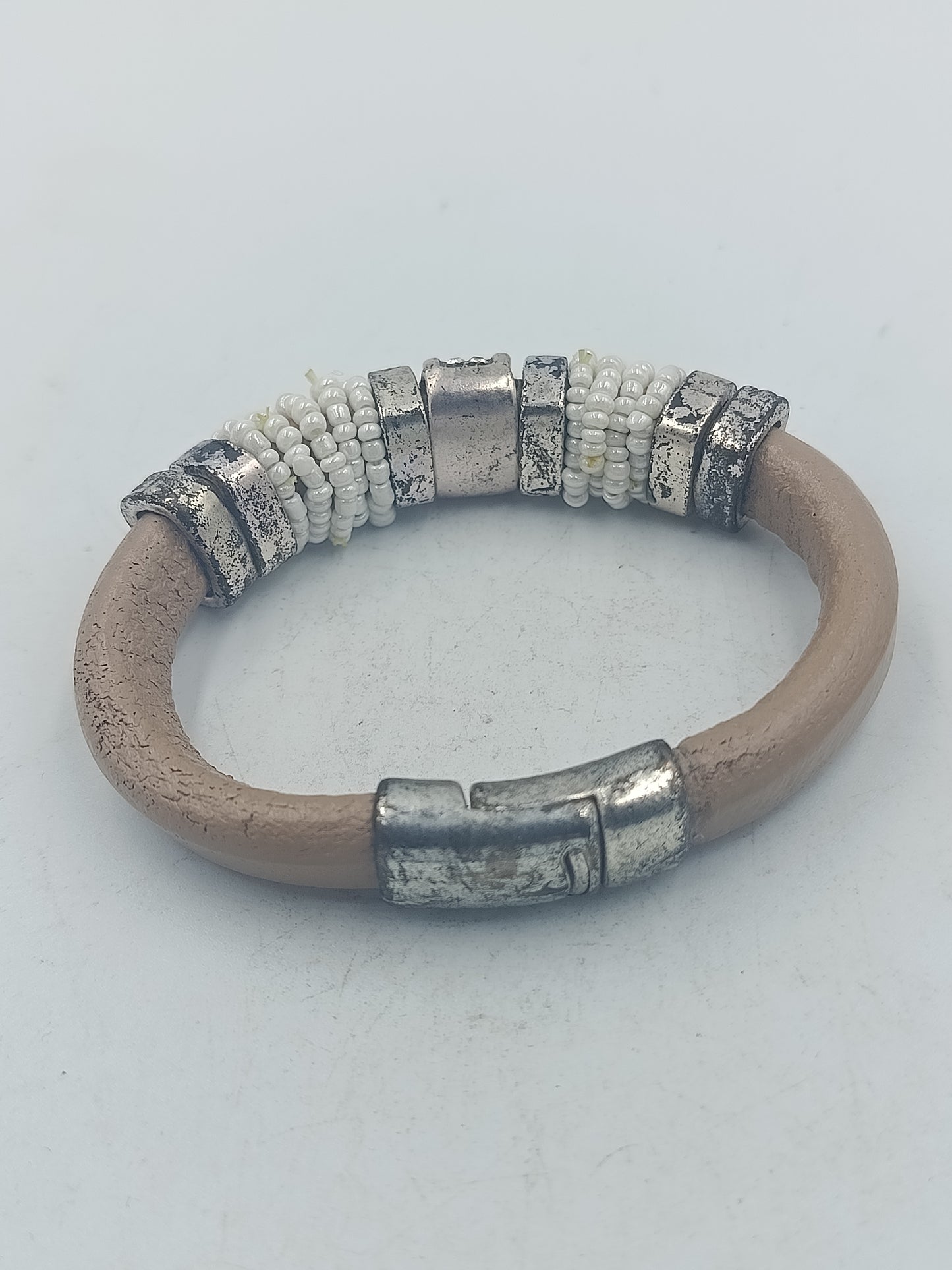 Handgefertigtes Armband aus Leder mit Metall und Glasperlen