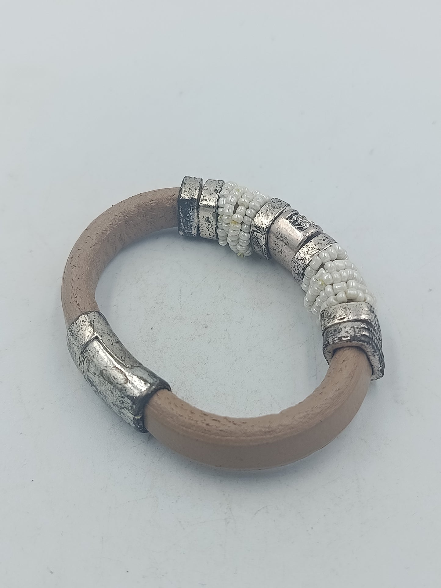 Handgefertigtes Armband aus Leder mit Metall und Glasperlen