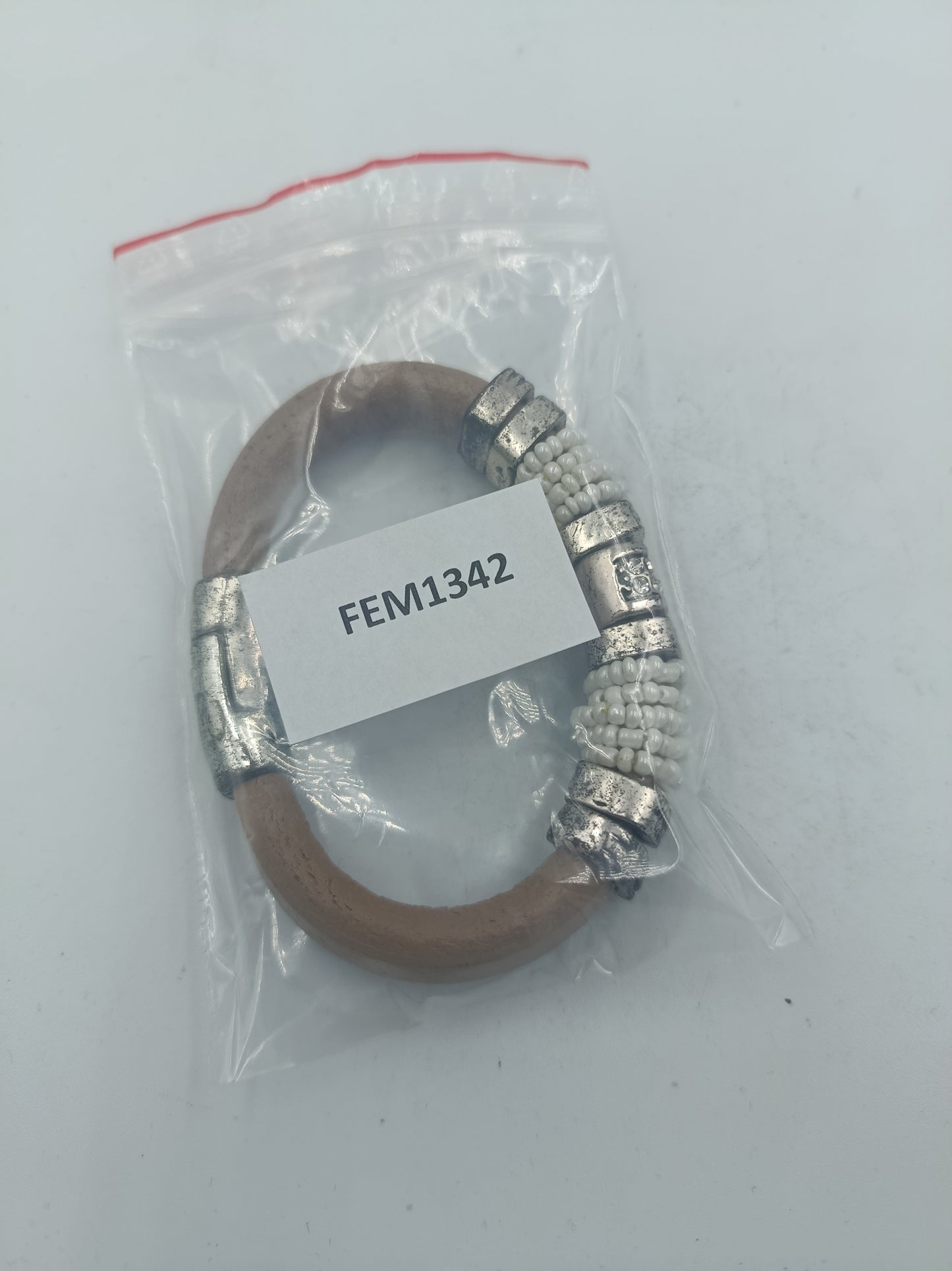 Handgefertigtes Armband aus Leder mit Metall und Glasperlen