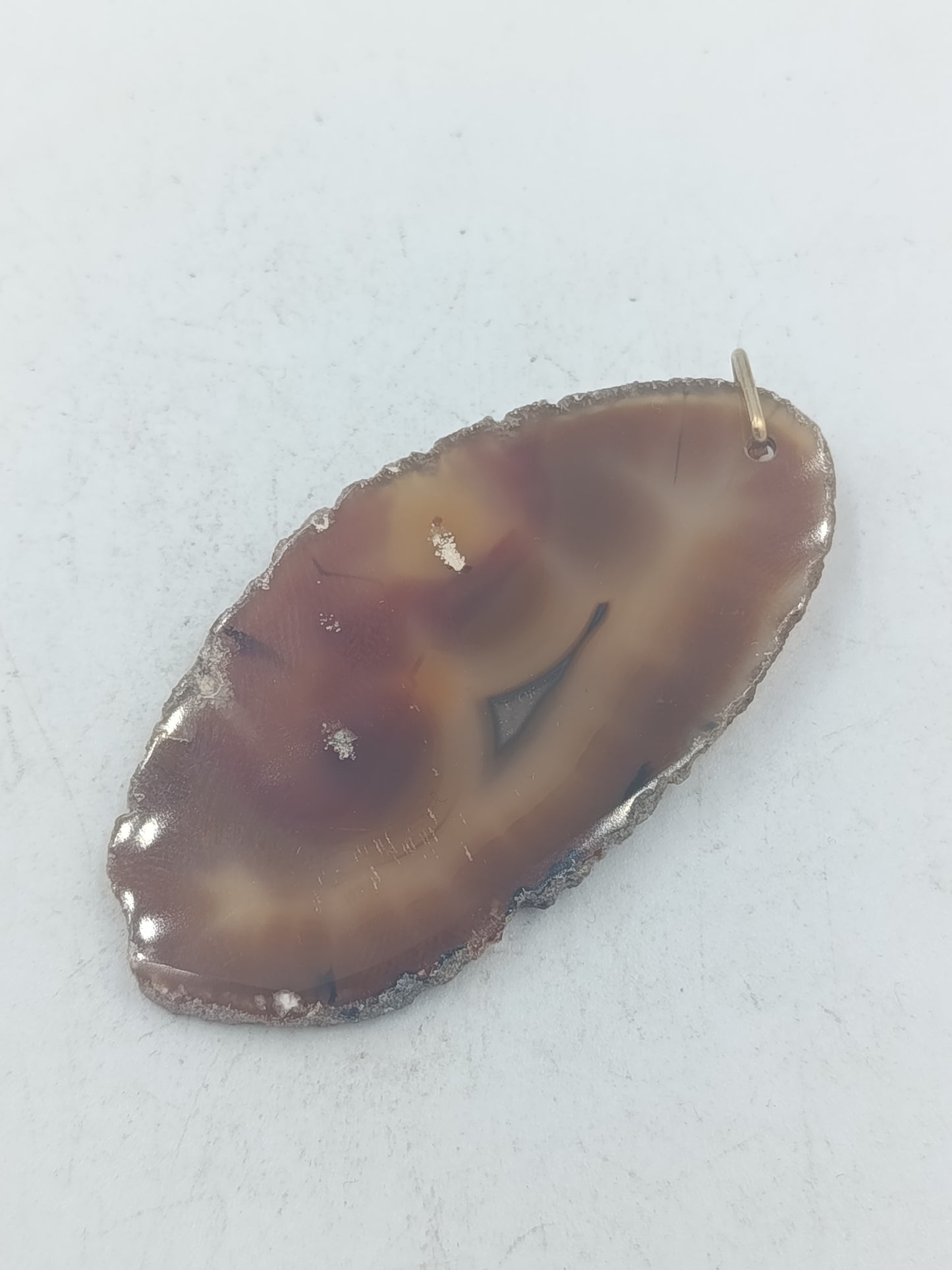Natürlicher Stein Anhänger in Braun mit organischer Form und einzigartiger Maserung