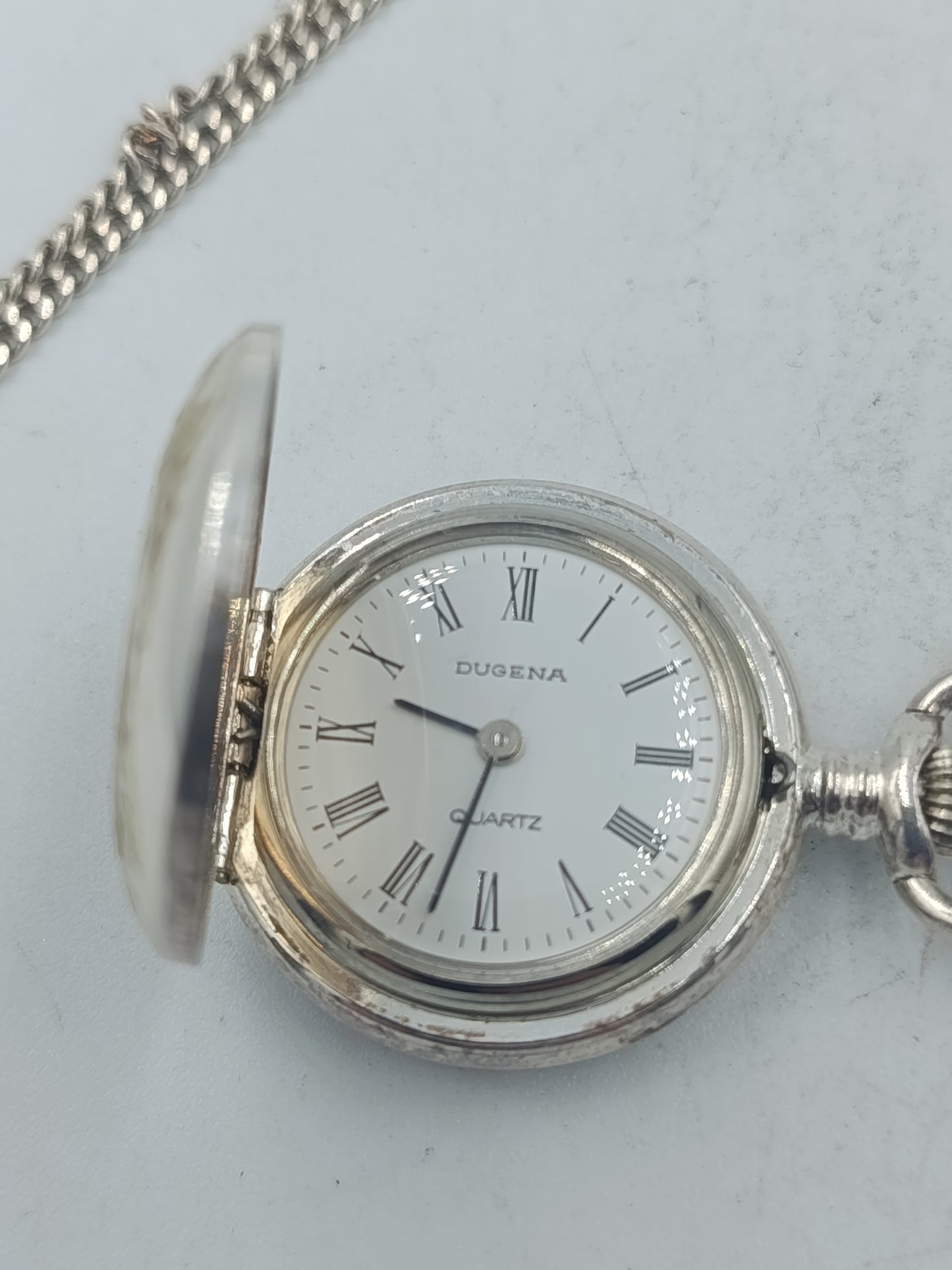 Analoge Taschenuhr Dugena mit Kette und klassischem Zifferblatt