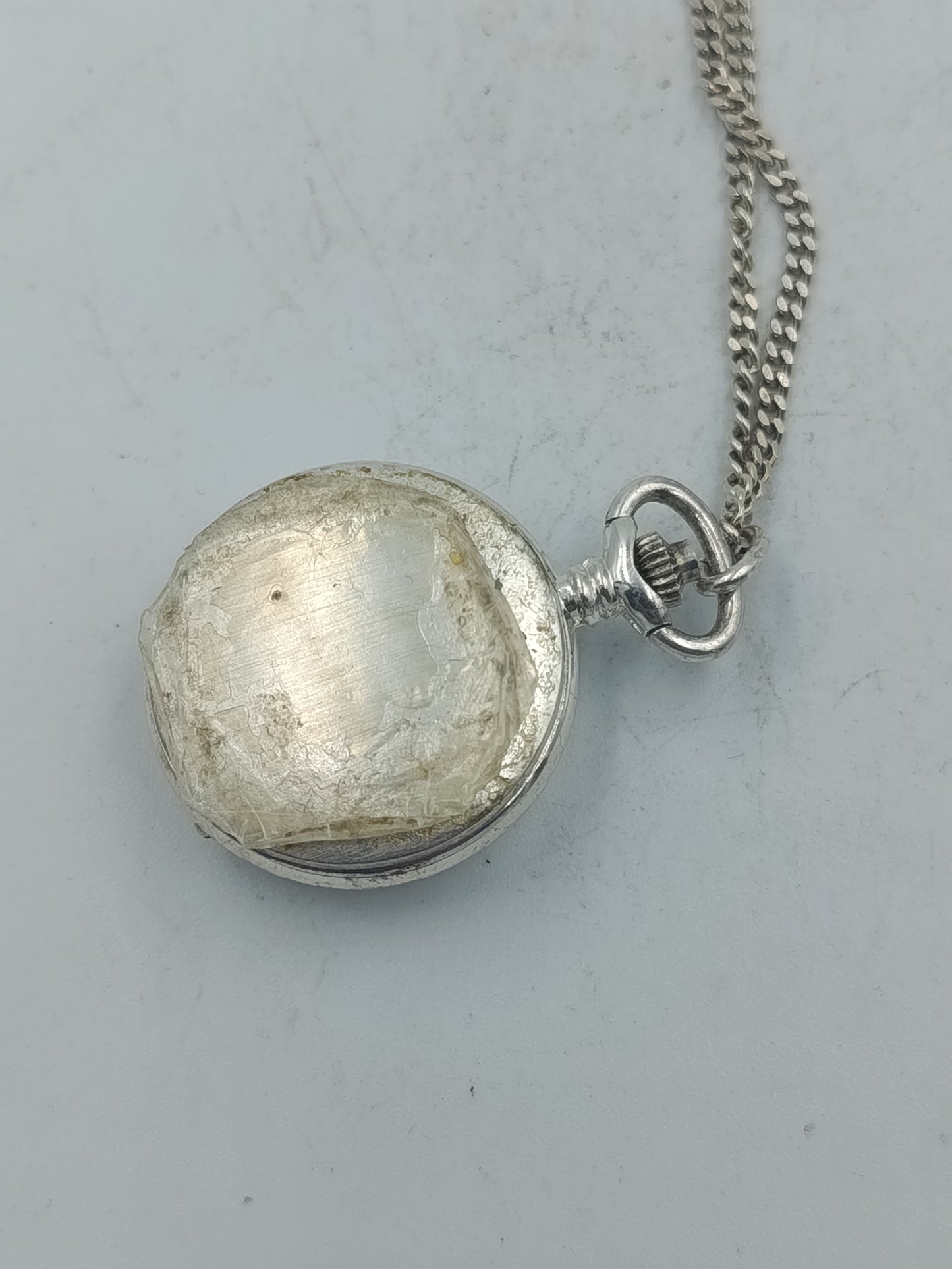 Analoge Taschenuhr Dugena mit Kette und klassischem Zifferblatt