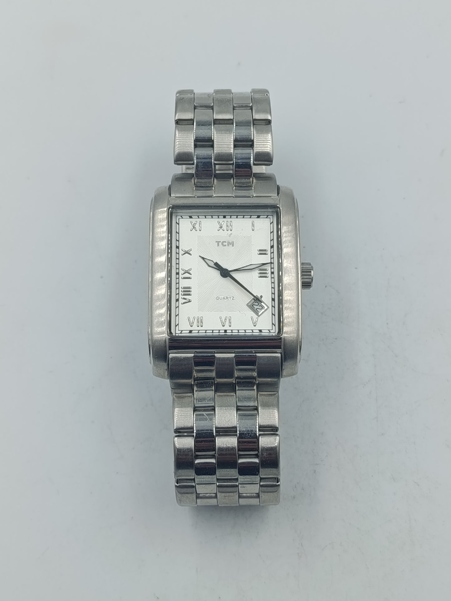 Rechteckige Armbanduhr mit Edelstahlarmband und römischen Ziffern im klassischen Stil