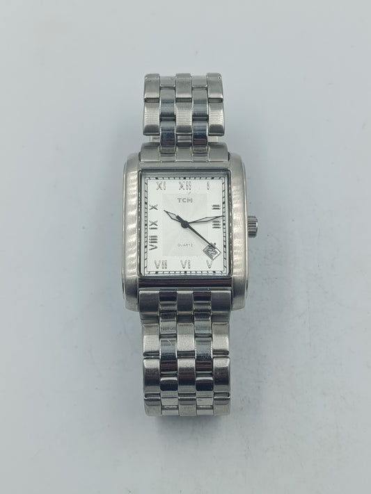 Rechteckige Armbanduhr mit Edelstahlarmband und römischen Ziffern im klassischen Stil