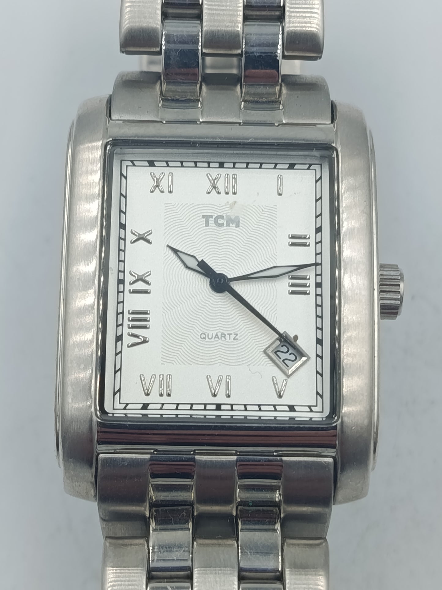 Rechteckige Armbanduhr mit Edelstahlarmband und römischen Ziffern im klassischen Stil