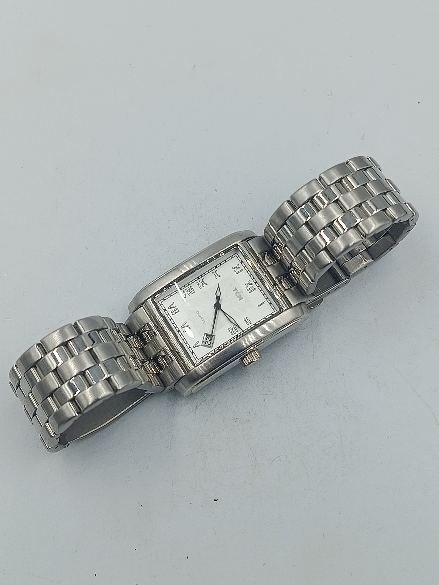 Rechteckige Armbanduhr mit Edelstahlarmband und römischen Ziffern im klassischen Stil