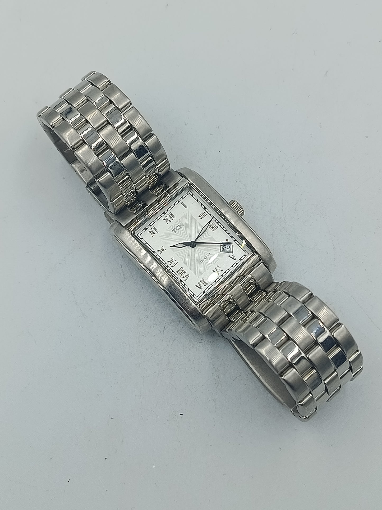 Rechteckige Armbanduhr mit Edelstahlarmband und römischen Ziffern im klassischen Stil