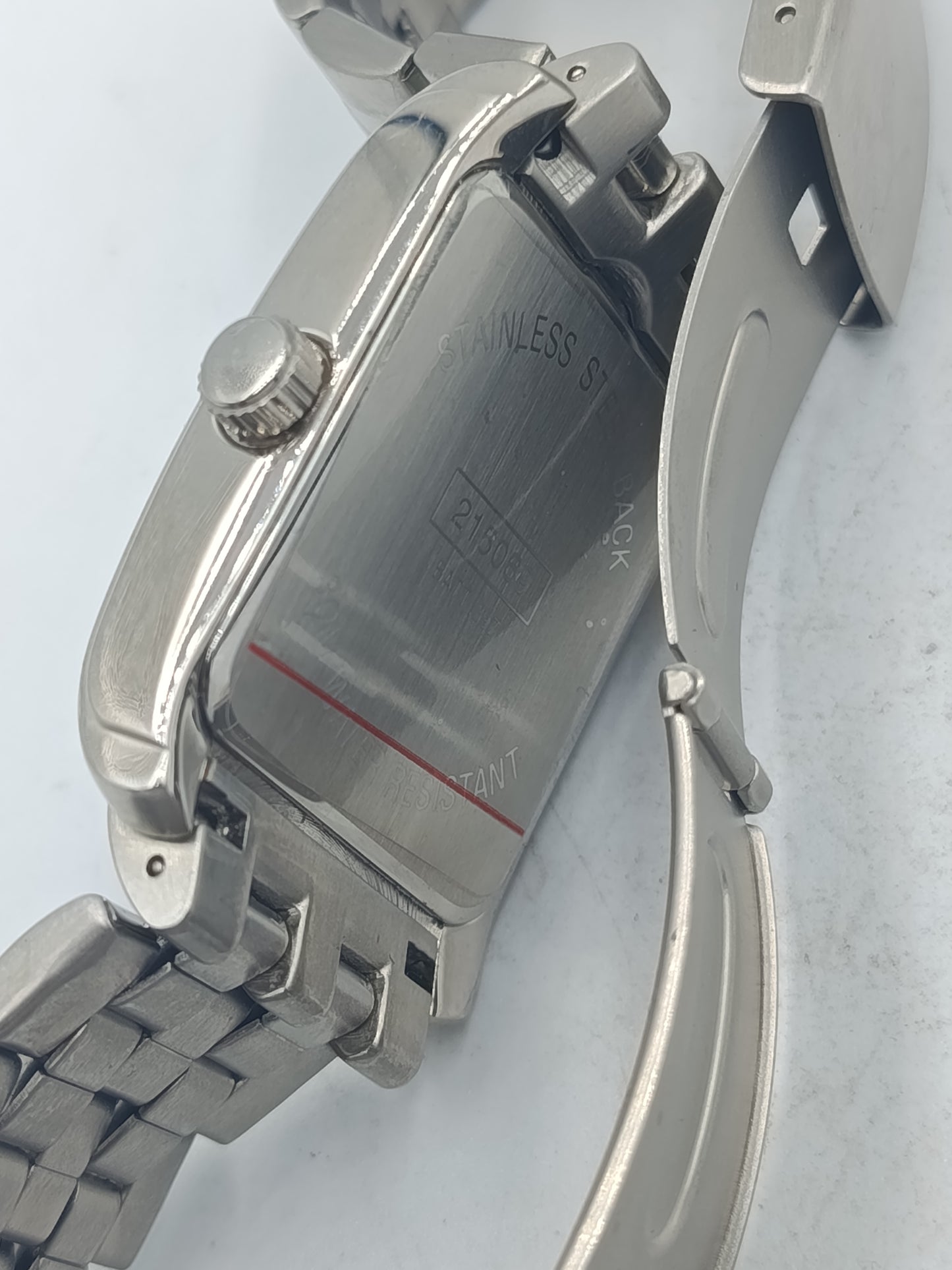 Rechteckige Armbanduhr mit Edelstahlarmband und römischen Ziffern im klassischen Stil