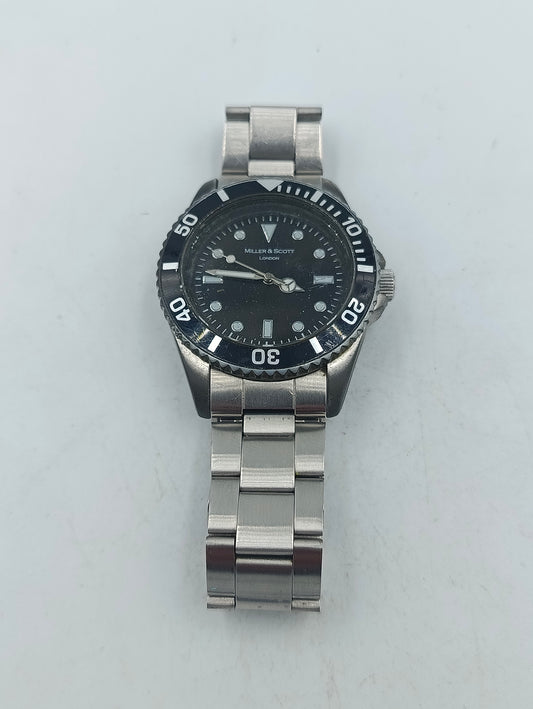 Analoge Armbanduhr Miller Scott mit schwarzem Zifferblatt und massivem Edelstahlarmband