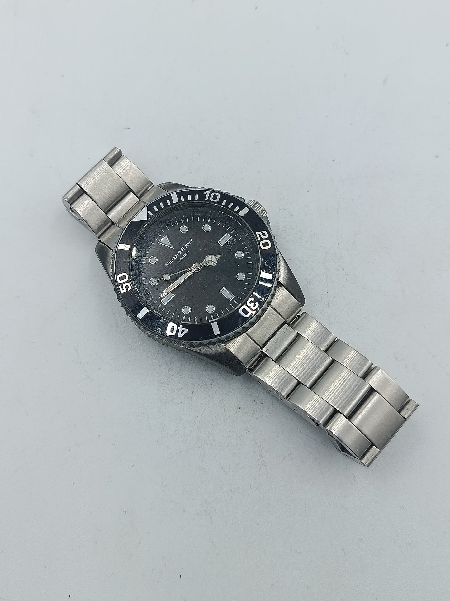 Analoge Armbanduhr Miller Scott mit schwarzem Zifferblatt und massivem Edelstahlarmband