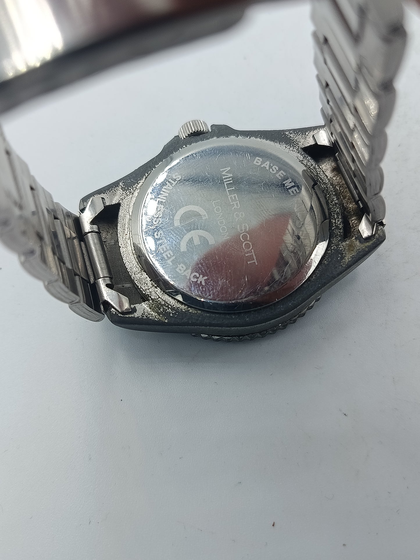 Analoge Armbanduhr Miller Scott mit schwarzem Zifferblatt und massivem Edelstahlarmband