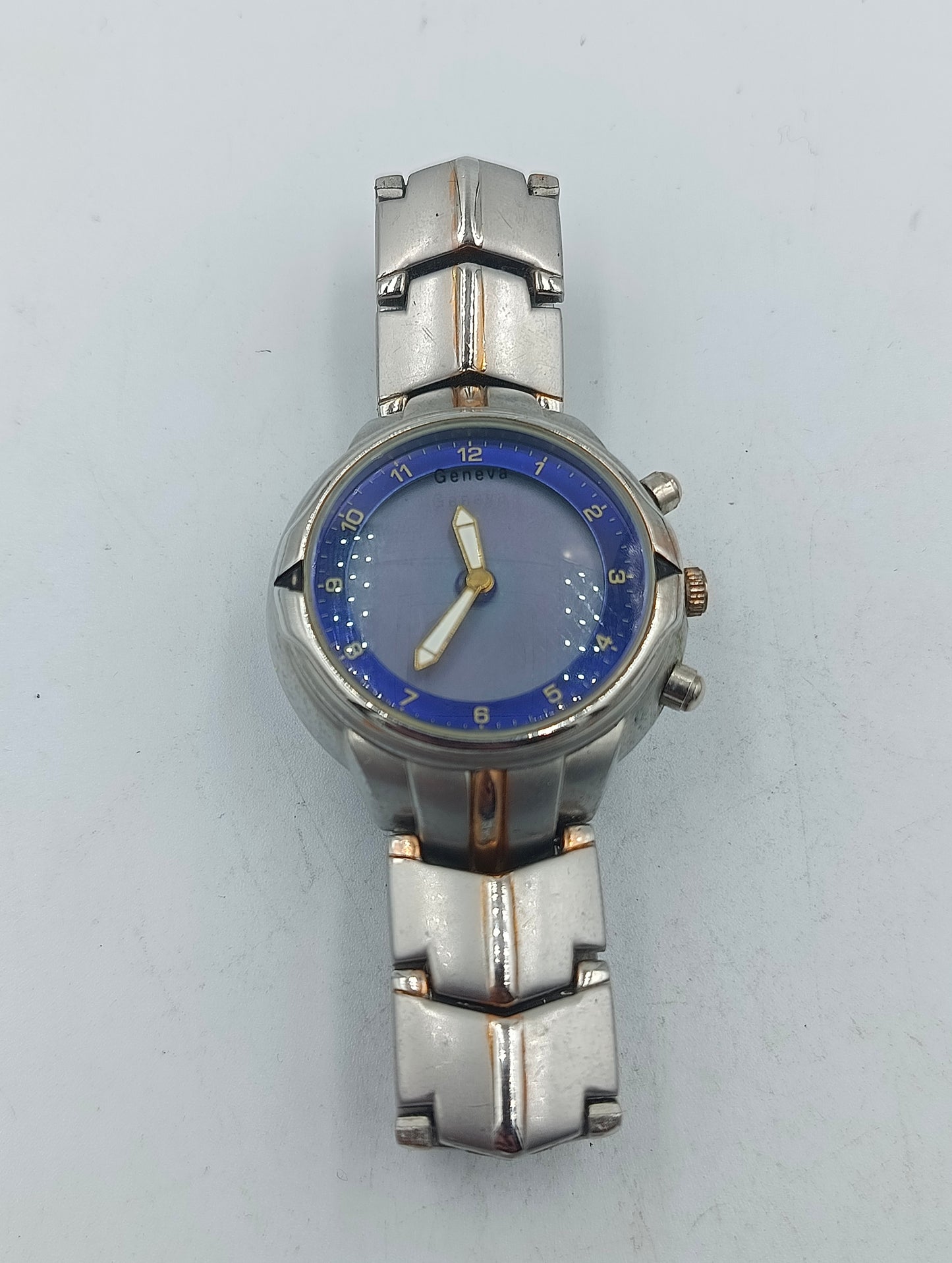 Geneva Armbanduhr mit blauem Zifferblatt und massivem Metallarmband im klassischen Stil