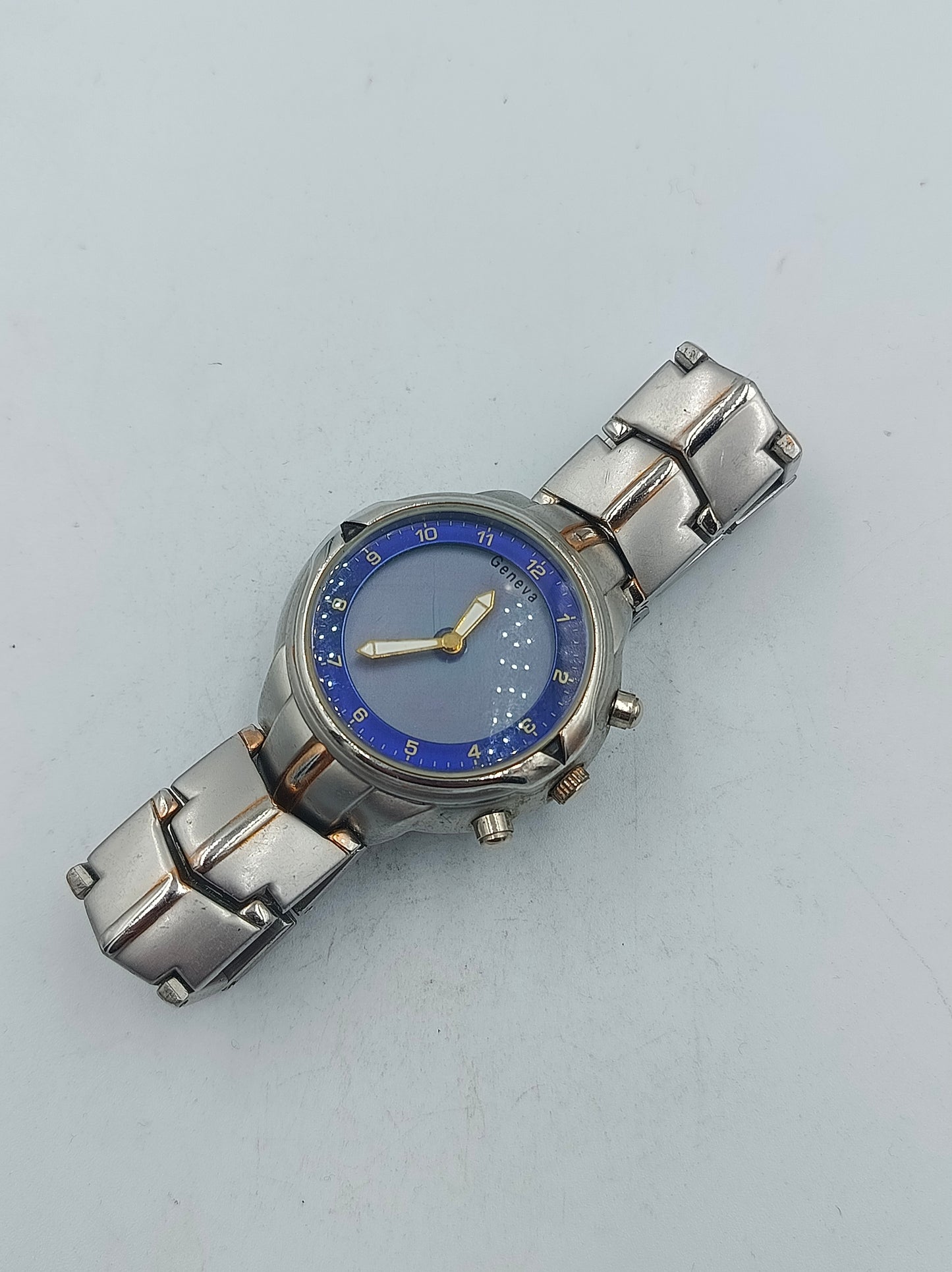 Geneva Armbanduhr mit blauem Zifferblatt und massivem Metallarmband im klassischen Stil