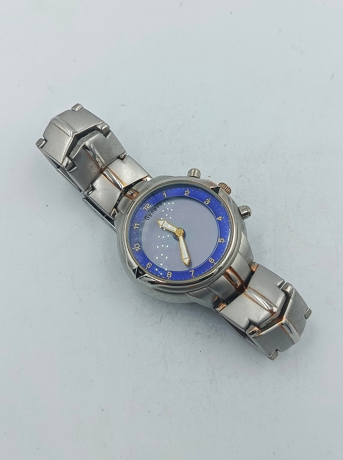 Geneva Armbanduhr mit blauem Zifferblatt und massivem Metallarmband im klassischen Stil