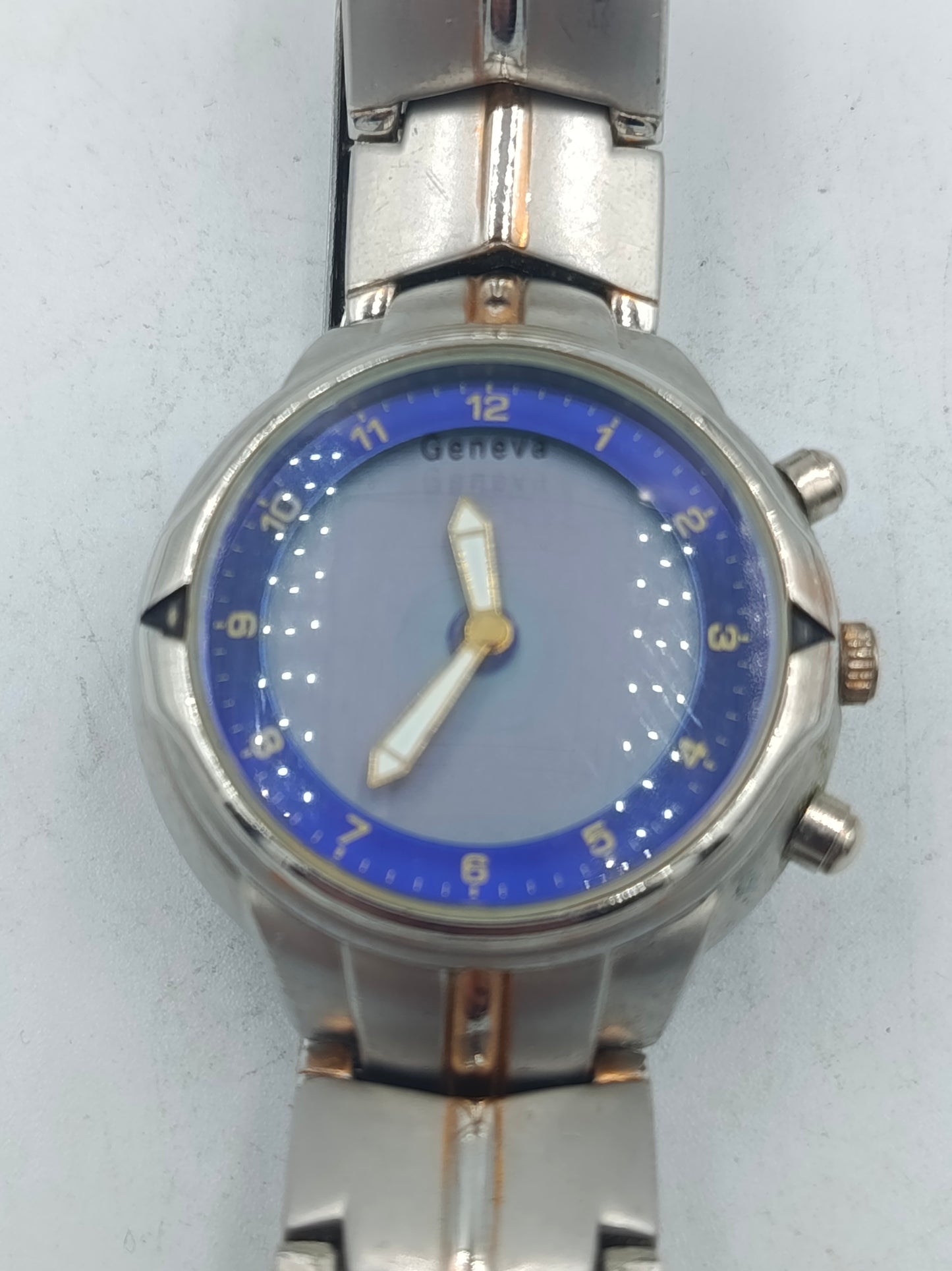 Geneva Armbanduhr mit blauem Zifferblatt und massivem Metallarmband im klassischen Stil