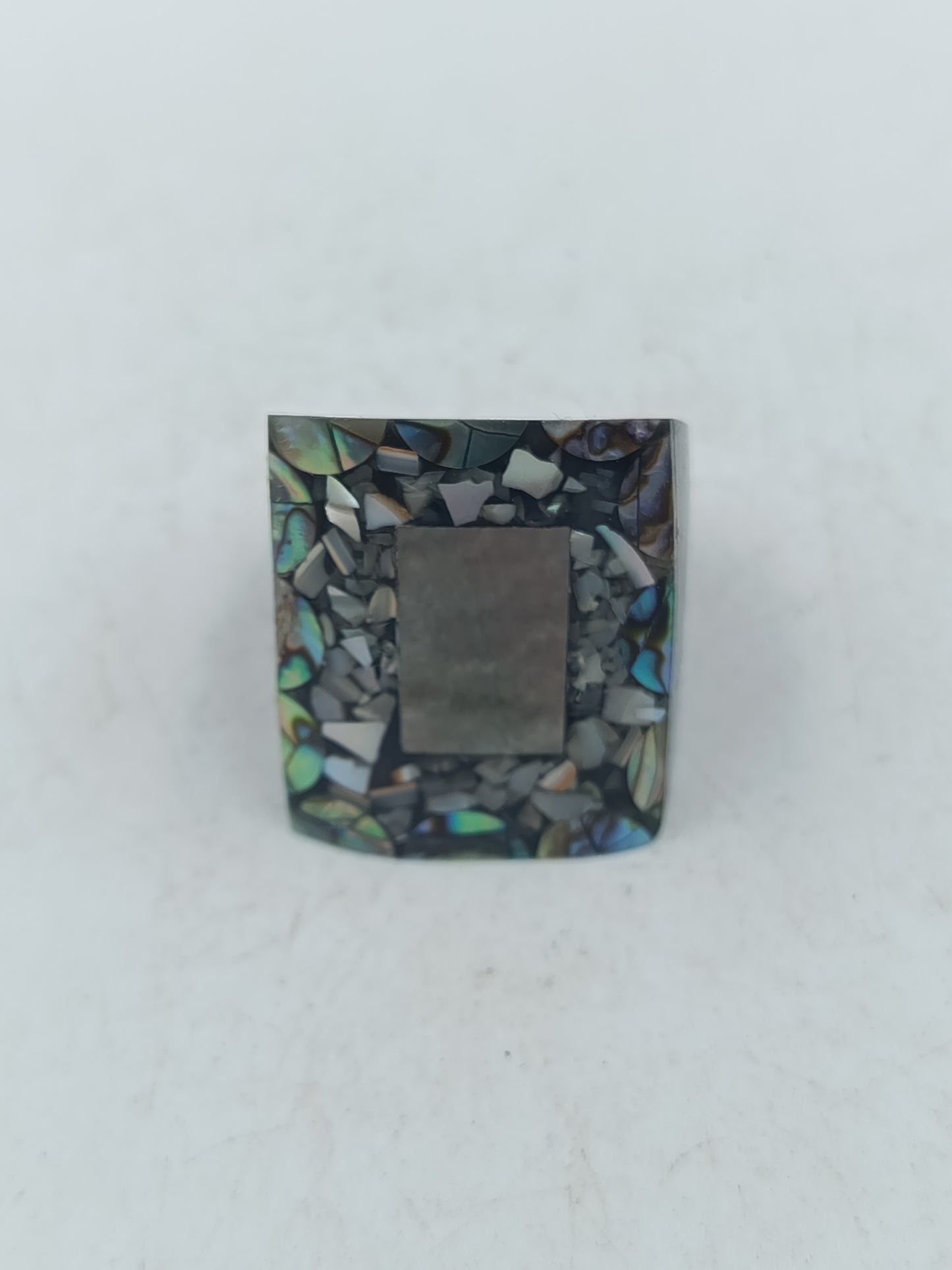 Moderner Ring mit schimmernder Mosaikoptik und klarer Formgebung