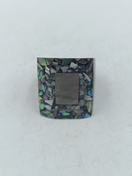 Moderner Ring mit schimmernder Mosaikoptik und klarer Formgebung