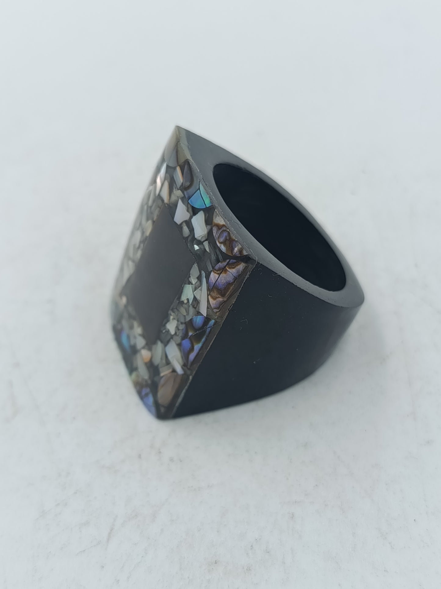 Moderner Ring mit schimmernder Mosaikoptik und klarer Formgebung