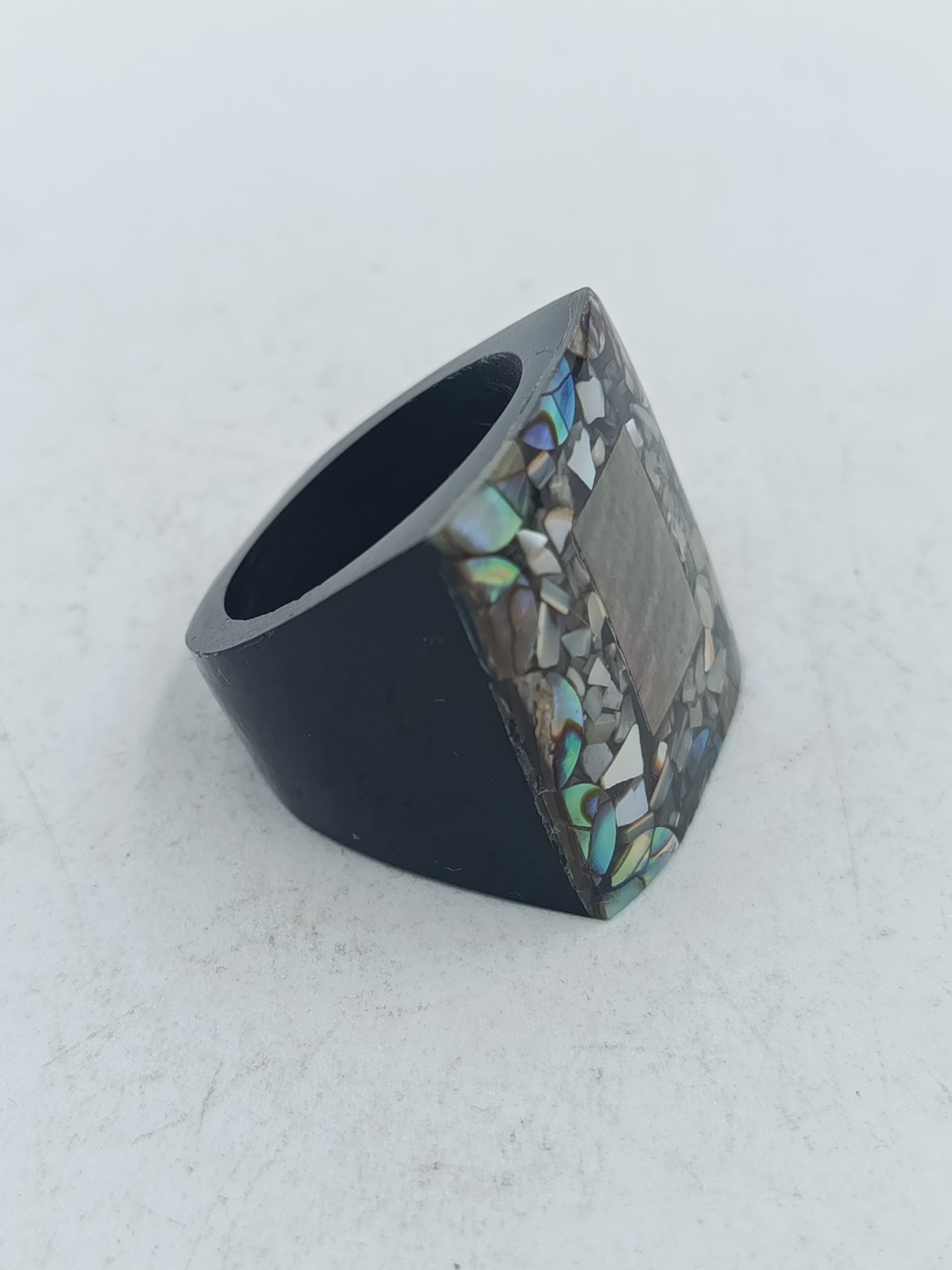 Moderner Ring mit schimmernder Mosaikoptik und klarer Formgebung