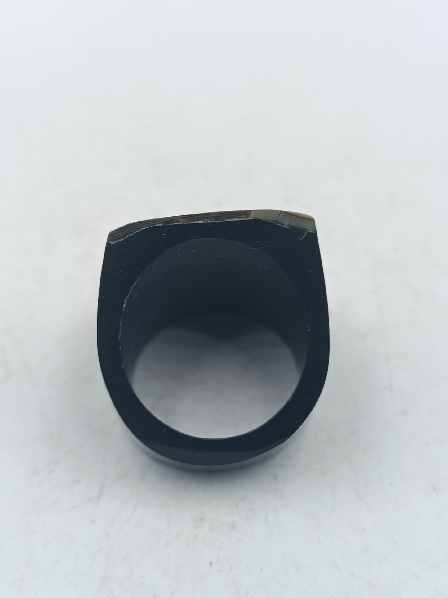 Moderner Ring mit schimmernder Mosaikoptik und klarer Formgebung