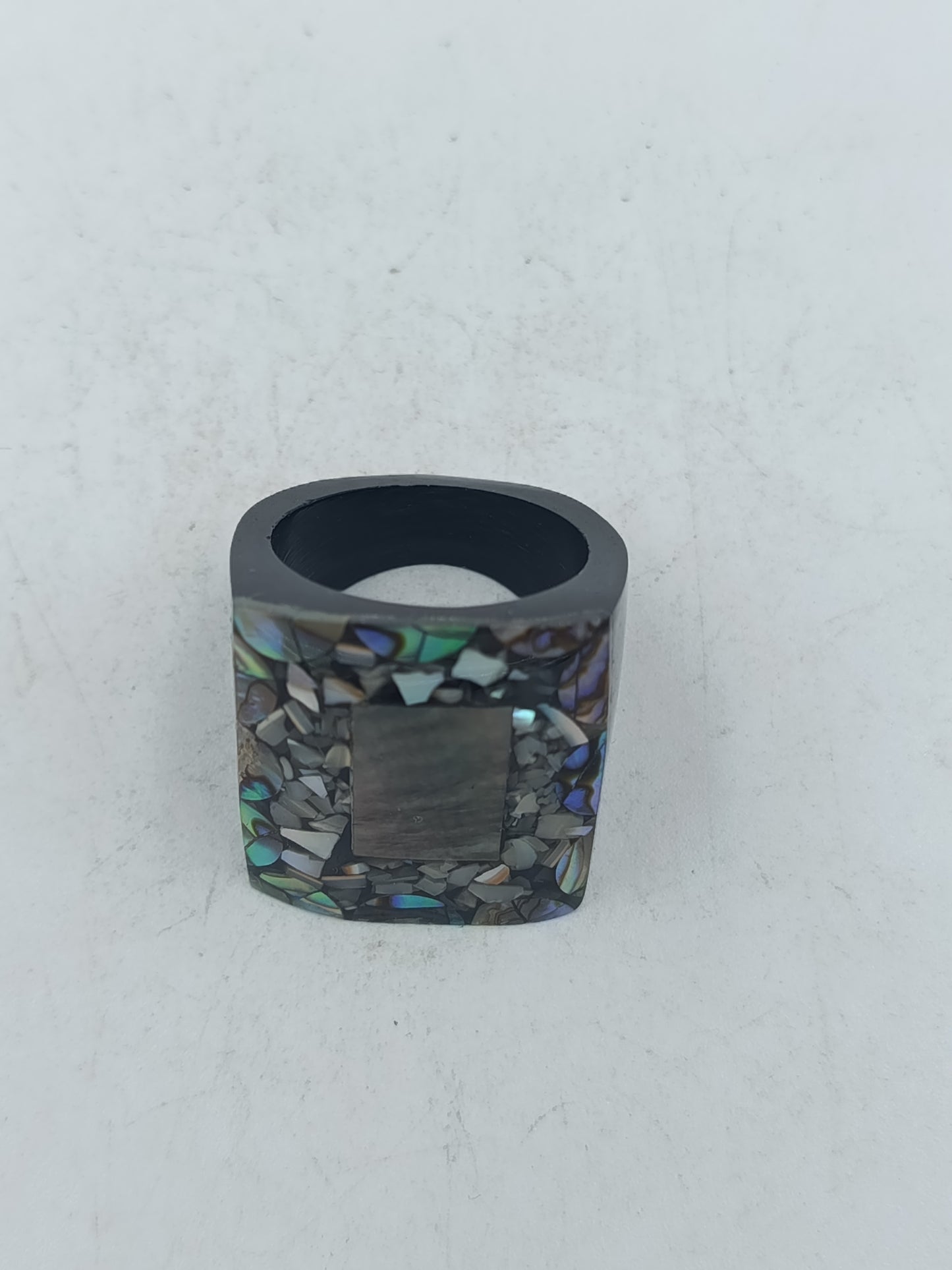 Moderner Ring mit schimmernder Mosaikoptik und klarer Formgebung