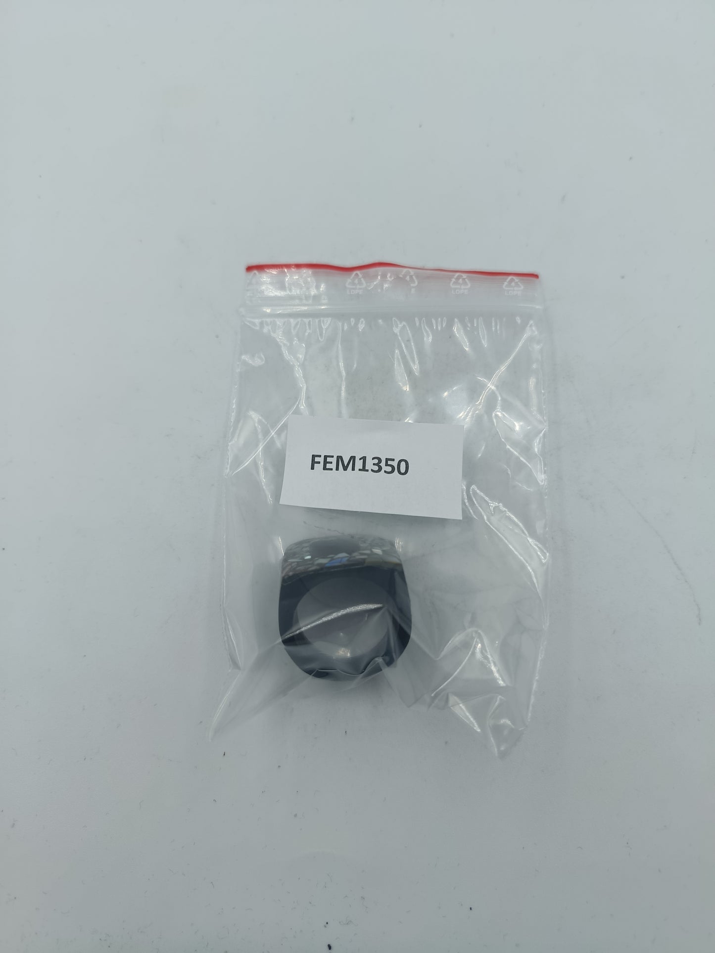 Moderner Ring mit schimmernder Mosaikoptik und klarer Formgebung