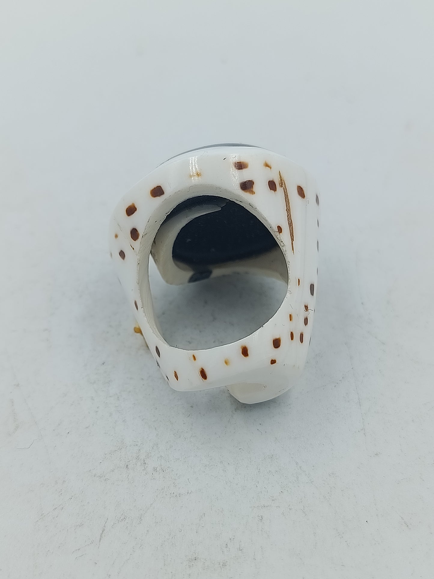 Großer Ring mit natürlicher Schneckenoptik in Schwarz Weiß mit einzigartigem Muster