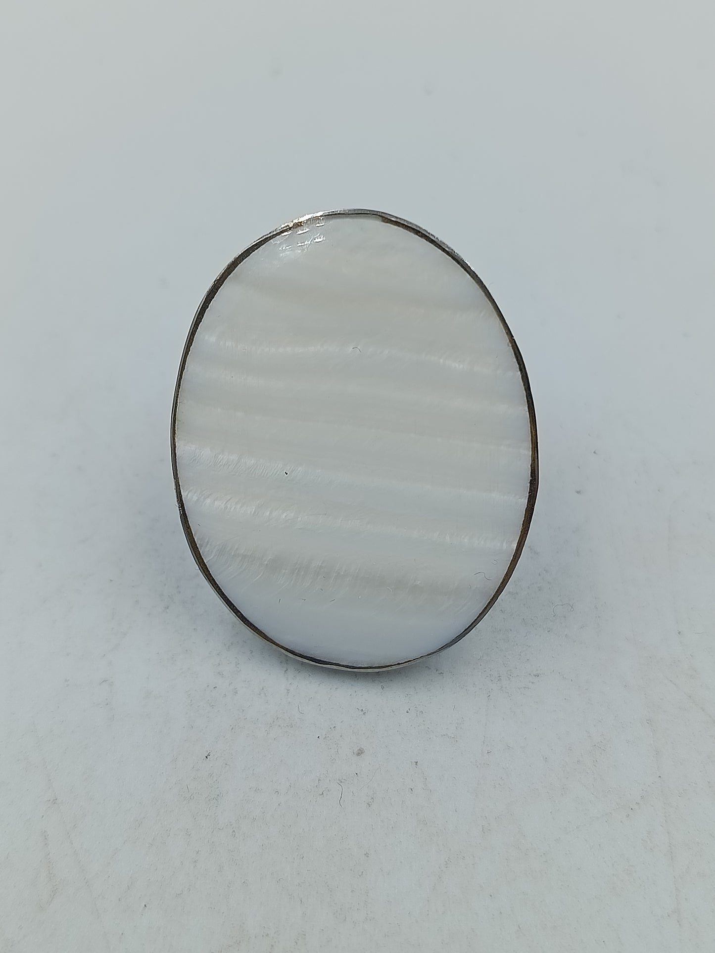 Ovaler Ring mit schimmernder Perlmuttoptik in elegantem zeitlosen Design