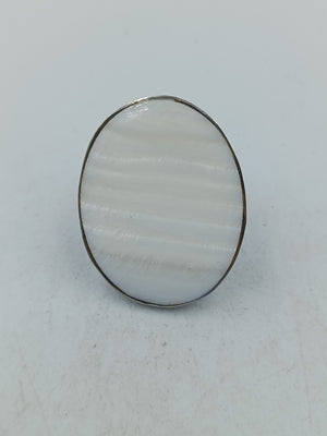 Ovaler Ring mit schimmernder Perlmuttoptik in elegantem zeitlosen Design
