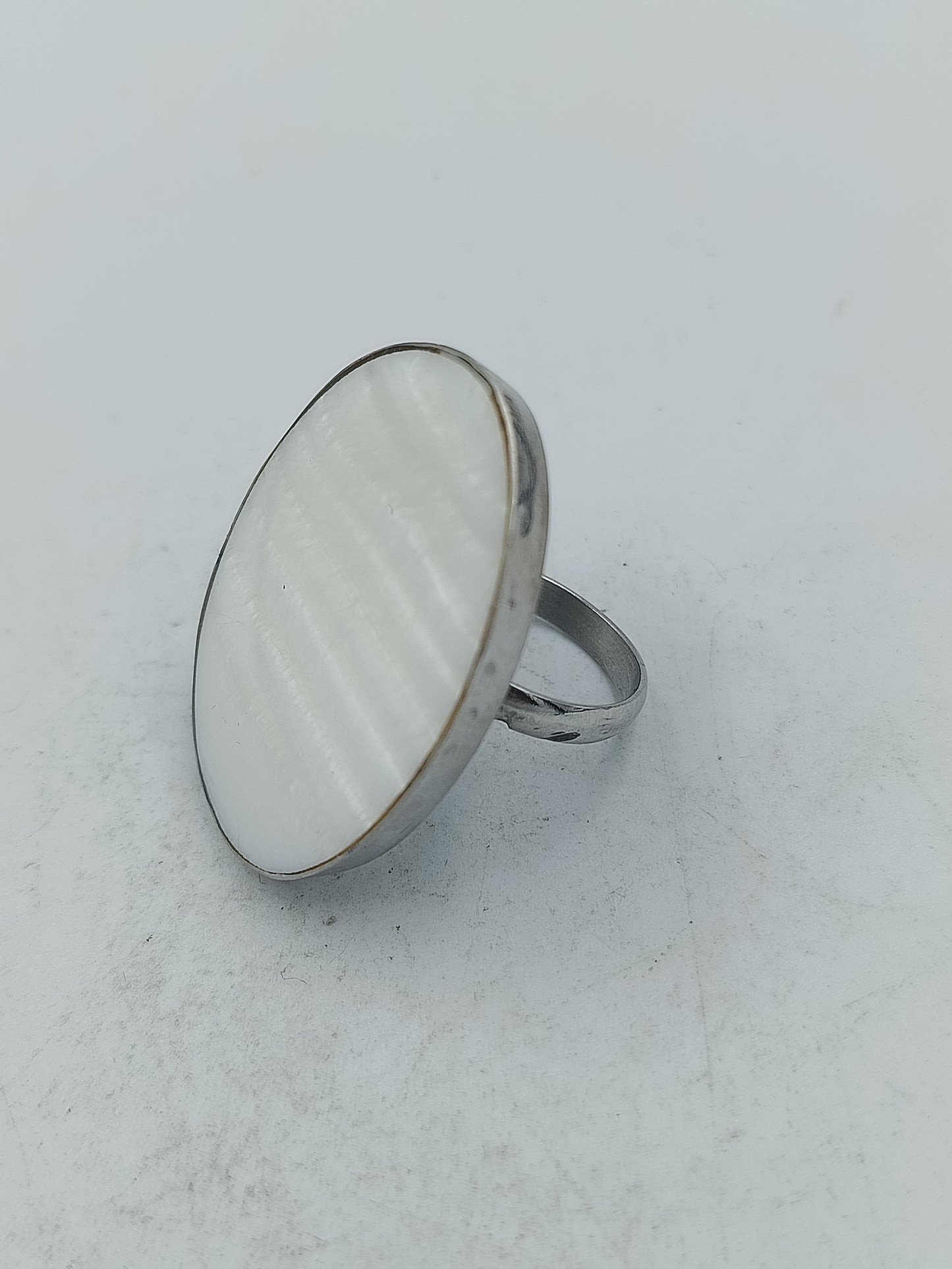 Ovaler Ring mit schimmernder Perlmuttoptik in elegantem zeitlosen Design